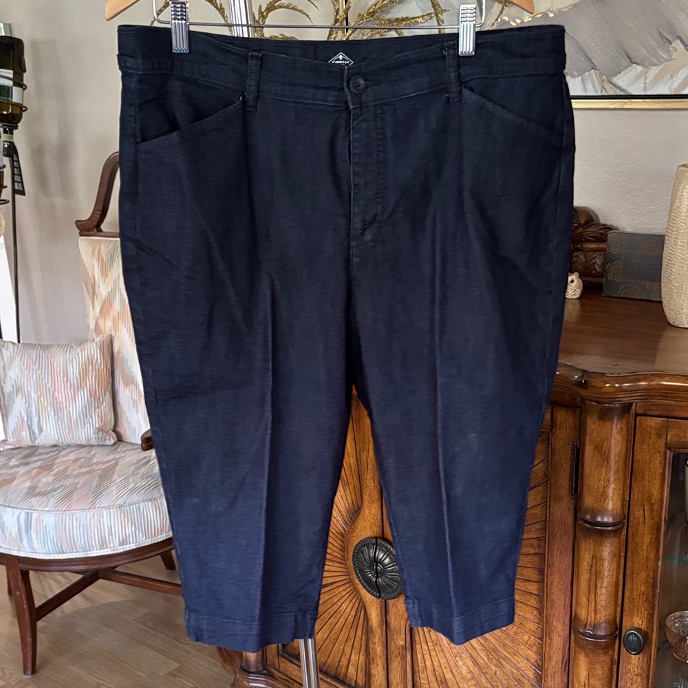 St. John's Bay Women's Black Cropped Jeans